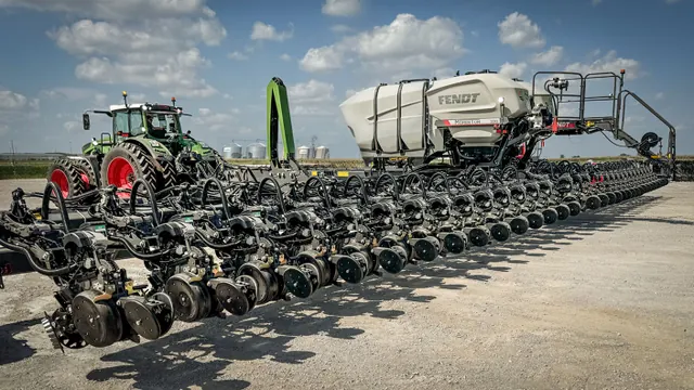 Fendt Momentum 32R30；原厂 80 英尺、32 行新品资料图。