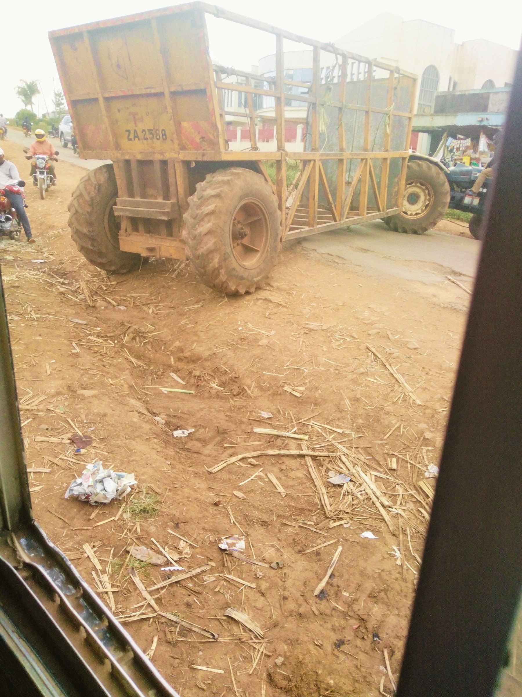 肯尼亚 Migori 的甘蔗运输拖车及部分牵引车，2019年。画面用于认识运输组合，不作为道路装载规范示范。