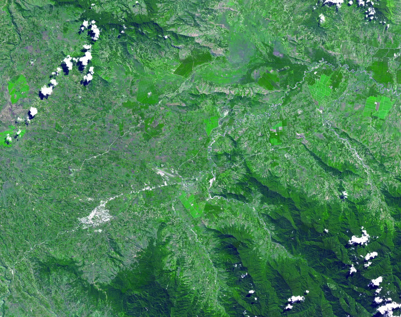 Kuk周边 Terra/ASTER 卫星影像，2002-05-07。仅作现代地理背景，不能给甘蔗驯化测年。