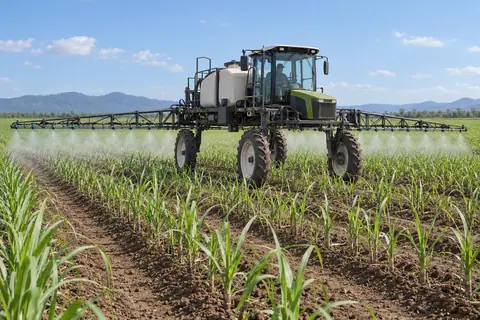 高地隙自走式喷杆机 / High-clearance self-propelled sprayer — AI-generated concept